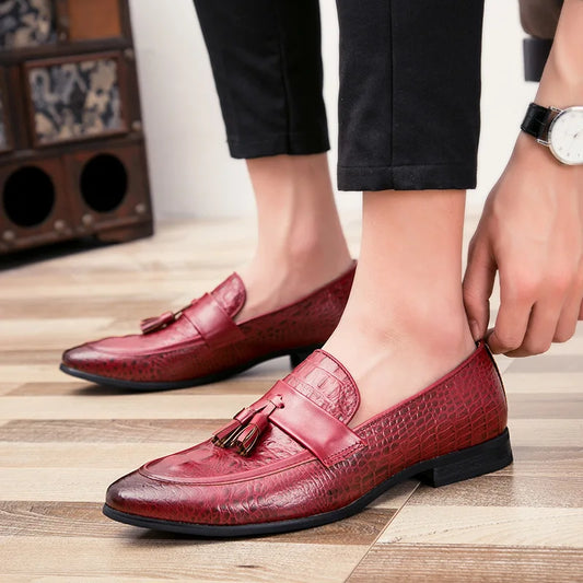 New Pointed-toe Crocodile-patterned Men's Leather Shoes Available for Drop Shipping.